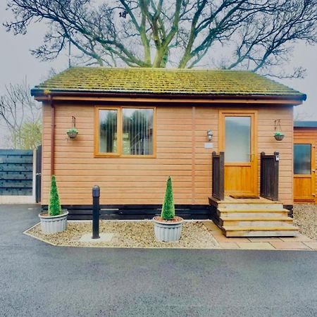 Cherry Cabin With Hot Tub Йорк Екстериор снимка