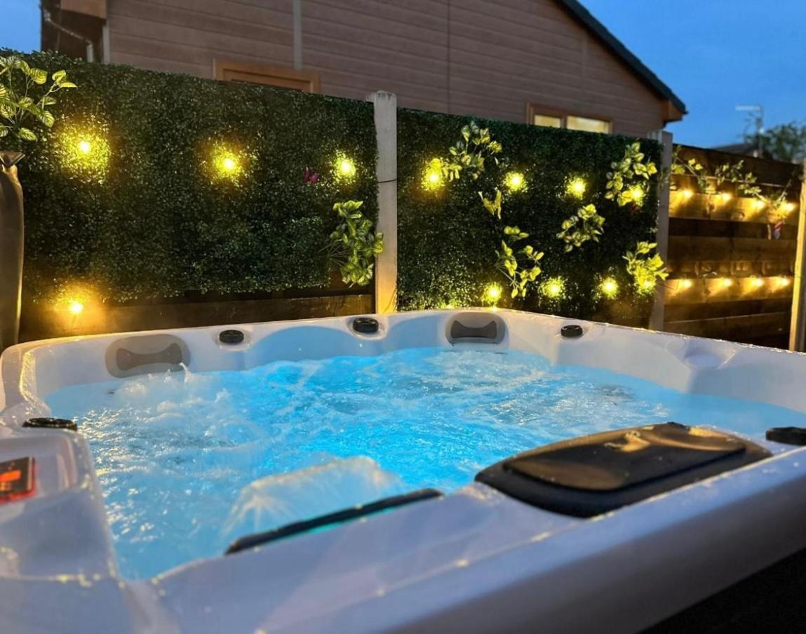 Cherry Cabin With Hot Tub Йорк Екстериор снимка